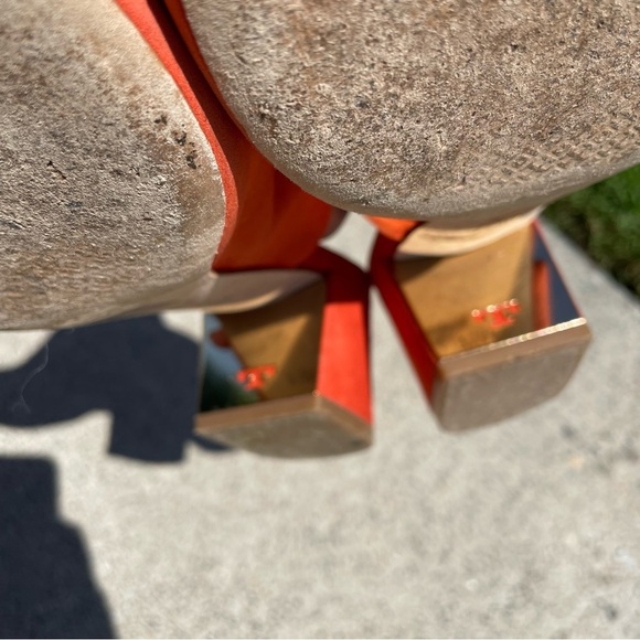 EUC Tory Burch Peep Mule Sandals Lancaster
Orange Suede Size 7.5 - Picture 9 of 12